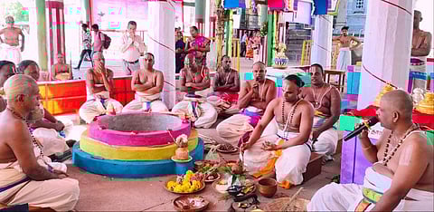 சிதம்பரம் தில்லைகோவிந்தராஜப் பெருமாள் கோயில் கும்பாபிஷேகத்தை முன்னிட்டு வியாழக்கிழமை காலை தொடங்கிய யாகசாலை பூஜை.