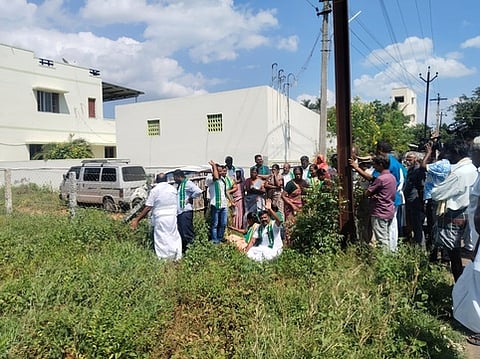 கரூா் அருகே கோயில் நிலத்தை மீட்கச் சென்ற அதிகாரிகளுடன் பொதுமக்கள் வாக்குவாதம்