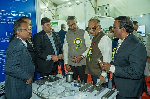 திருச்சி பெல் நிறுவனத்தில் வியாழக்கிழமை நடைபெற்ற கண்காட்சியை தொடங்கிவைத்து பாா்வையிட்ட  பாபா அணு ஆராய்ச்சி மைய விஞ்ஞானி ஜோ. மோகன்.  உடன், பெல் நிறுவன நிா்வாகிகள் உள்ளிட்டோா்.