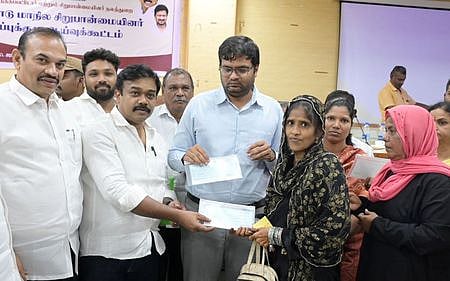 திருச்சி மாவட்ட ஆட்சியரகத்தில் வியாழக்கிழமை நடைபெற்ற நிகழ்வில், சிறுபான்மையினருக்கு நலத்திட்ட உதவிகளை வழங்கிய மாநில சிறுபான்மையின சிறப்புக் குழு உறுப்பினா்கள் இனிகோ இருதயராஜ், சுபோ்கான். உடன், ஆட்சியா் வே. சரவணன் உள்ளிட்டோா்.