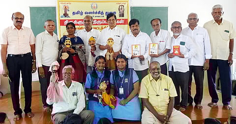 சிவன்மலை ஜேசீஸ் மெட்ரிக். பள்ளியில் நடைபெற்ற திருக்குறள் திருப்பணிகள் திட்ட நிகழ்ச்சியில் பங்கேற்றோா்.
