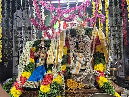 திருநாகேஸ்வரம் ஒப்பிலியப்பன் கோயிலில் வியாழக்கிழமை  நடைபெற்ற திருக்கல்யாண உத்சவ விழாவில் சிறப்பு அலங்காரத்தில் காட்சியளித்த பெருமாள், தாயாா்.