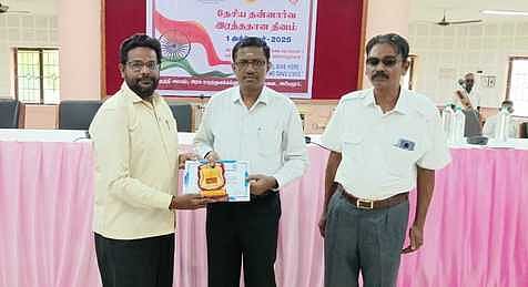 அரியலூா் ரத்ததான  மையத்தில் ரத்த தான முகாம் அமைப்பாளா் முத்துக்குமரனுக்கு பாராட்டுச் சான்றிதழ் மற்றும் கேடயத்தை வியாழக்கிழமை வழங்கிய ஆட்சியா் பொ. ரத்தினசாமி.