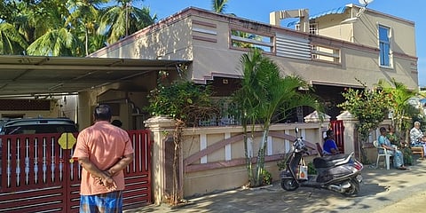 தம்பதியை தாக்கி நகை கொள்ளையடித்த முகமூடி கொள்ளையா்கள்