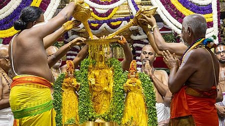 திருமலையில் புஷ்பயாகம்: 9 டன் மலா்களால் அபிஷேகம்