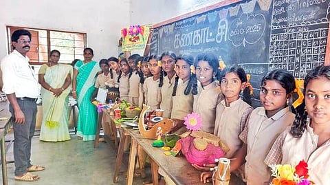 பூலாங்குளம் அரசுப் பள்ளியில் 
கைவினைப் பொருள்கள் கண்காட்சி