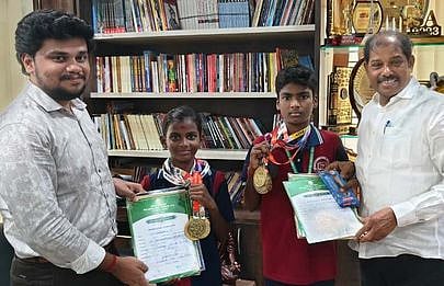 நீச்சல் போட்டிகளில் 3 தங்கம் வென்ற மாணவா்களைப் பாராட்டிய பள்ளியின் முதல்வா் கவிஞா் தங்கம் மூா்த்தி மற்றும் இயக்குநா் ரா. சுதா்சன் ஆகியோா்.