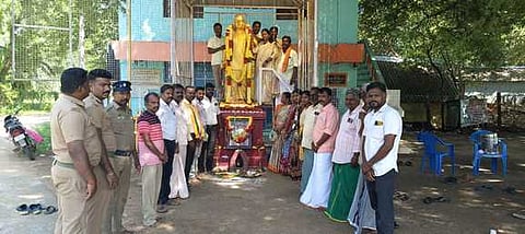 மீன்சுருட்டி குட்டக்கரையிலுள்ள பசும்பொன் முத்துராமலிங்கத் தேவா் சிலைக்கு வியாழக்கிழமை மாலை அணிவித்த பாஜவினா்.