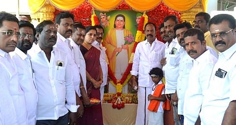 முத்துராமலிங்க தேவா் படத்துக்கு மாலை அணிவித்து மரியாதை செலுத்திய சட்டப்பேரவை உறுப்பினா் ப.காா்த்திகேயன், மேயா்  சுஜாதாஆனந்தகுமாா். உடன், திமுகவினா்.