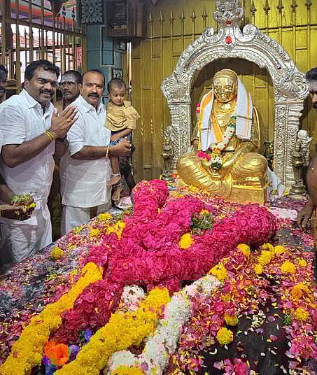 தேவா் நினைவிடத்தில் தேவா் பேரவை இளைஞரணியினா் மரியாதை