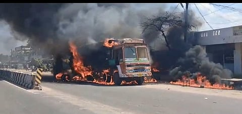 திருச்செங்கோட்டில் லாரி தீப்பிடிப்பு: 6 இருசக்கர வாகனங்கள் எரிந்து சேதம்