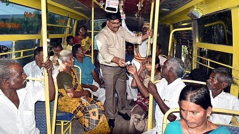 சிற்றுந்து சேவை: ஆட்சியா் ஆய்வு