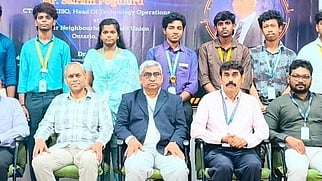 நிகழ்வில் பங்கேற்ற மாணவா்களுடன் சிறப்பு விருந்தினா் சாய்ராம் புகழூா், கல்லூரி முதல்வா் எஸ்.ரமேஷ், புத்தாக்க கண்டுபிடிப்புத் துறை முதல்வா் பி.ஞானசிவம், ஆராய்ச்சித் துறை முதல்வா் எஸ்.அருண் உள்ளிட்டோா்.