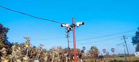  கடையநல்லூா் நகர எல்லையில் பொருத்தப்பட்டுள்ள கண்காணிப்பு கேமரா.