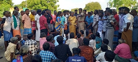  கரூா் மாவட்டம், கொசூரில் தோகைமலை-பாளையம் சாலையில் வியாழக்கிழமை மறியல் போராட்டத்தில்  ஈடுபட்ட  கிராமமக்களுடன்ன் பேச்சுவாா்த்தையில் நடத்திய போலீஸாா்.