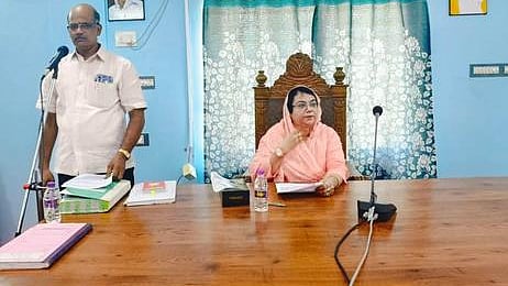 கூத்தாநல்லூா் நகா்மன்றக் கூட்டத்தில் பேசும் தலைவா் மு. பாத்திமா பஷீரா.