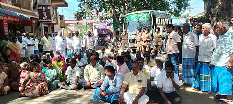 அடிப்படை வசதி கோரி பொதுமக்கள் சாலை மறியல்: 75 போ் கைது