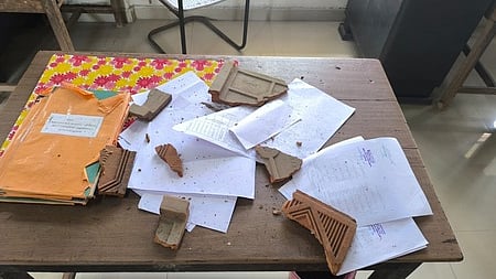 வட்டாரக் கல்வி அலுவலகத்தில்
சரிந்து விழுந்த மேற்கூரை ஓடுகள்