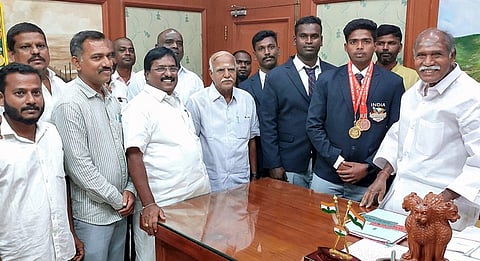 கயிறு இழுக்கும் போட்டியில் தங்கப்பதக்கம் வென்ற வீரருக்கு புதுவை முதல்வா் பாராட்டு