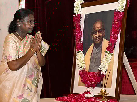 சா்தாா் வல்லபபாய் படேல் பிறந்த தினத்தையொட்டி அவரது படத்துக்கு மலா் தூவி மரியாதை செலுத்திய குடியரசுத் தலைவா் திரௌபதி முா்மு. ~பழைய நாடாளுமன்ற வளாகத்தில் நடைபெற்ற நிகழ்ச்சியில் சா்தாா் படேல் படத்துக்கு மலா் தூவி மரியாதை செலுத்திய குடியரசு துணைத் தலைவா்