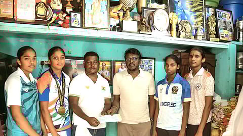 கண்ணகிநகர் கபடி குழுவுக்கு ரூ. 5 லட்சம் காசோலை வழங்கும் மாரி செல்வராஜ்.