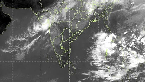 மத்தியகிழக்கு வங்கக்கடல் பகுதிகளில் ஒரு காற்றழுத்த தாழ்வுப் பகுதி உருவாகிறது. 