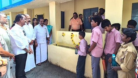  ஒசூா் ஆா்.வி. அரசு ஆண்கள் மேல்நிலைப் பள்ளியில் குடிநீா் சுத்திகரிப்பு நிலையம் வெள்ளிக்கிழமை திறக்கப்பட்டது.