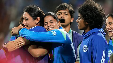 மகளிரணிக்கு கிரிக்கெட் வீரர்கள் வாழ்த்து