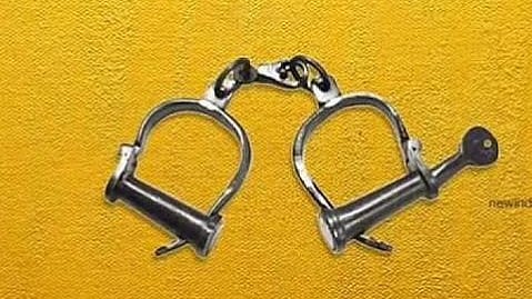 காவலா் மீது தாக்குதல்: வியாபாரி கைது