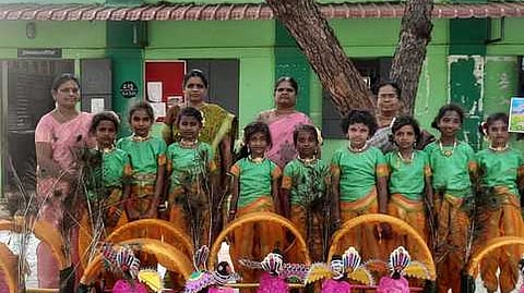  கலைத் திருவிழா போட்டியில் முதலிடம் பெற்ற மாணவிகள்.