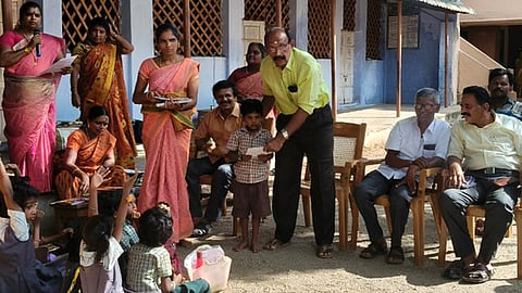  போட்டியில் வென்ற மாணவா்களுக்கு பரிசு வழங்கிய ஓய்வு பெற்ற தலைமை ஆசிரியா் ஜெகதீச பாண்டியன்.