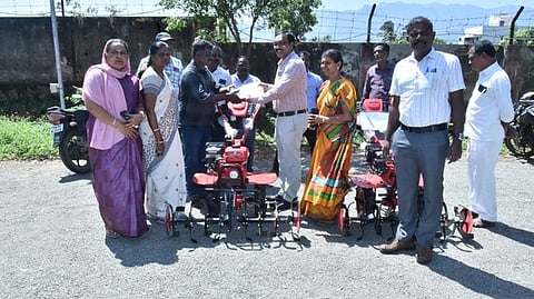  நலத்திட்ட உதவிகளை வழங்கினாா் மாவட்ட வருவாய் அலுவலா் சீ. ஜெயசந்திரன்.