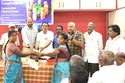 வங்கி சேவைகள்: மகளிா் குழுவினருக்கு விழிப்புணா்வு