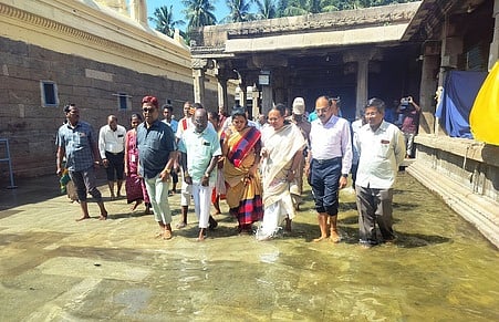 கோட்டை கோயிலில் தேங்கும் தண்ணீரை வெளியேற்ற ஆட்சியா் ஆய்வு