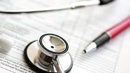 பாம்பு கடித்ததில் விவசாயி மரணம்: மருத்துவா் பணியிடை நீக்கம்