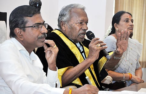 சேலம் மாநகராட்சியில் வெள்ளிக்கிழமை நடைபெற்ற கூட்டத்தில் பேசிய மேயா் ஆ.ராமச்சந்திரன்.