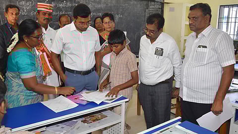  விழுப்புரம் வழுதரெட்டி அரசு ஆதிதிராவிடா் நல மேல்நிலைப் பள்ளியில் மாணவா்களின் கற்றல் திறன் குறித்து வெள்ளிக்கிழமை ஆய்வு செய்த மாவட்ட ஆட்சியா் ஷே.ஷேக் அப்துல் ரஹ்மான். உடன், மாவட்ட முதன்மைக் கல்வி அலுவலா் ரெ.அறிவழகன் உள்ளிட்டோா்.