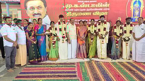 ஒட்டன்சத்திரம் குழந்தை வேலப்பா் கோயிலில் வெள்ளிக்கிழமை 3 இணைகளுக்கு இலவச திருமணத்தை நடத்தி வைத்த அமைச்சா் அர. சக்கரபாணி. உடன் பழனி கோயில் அறங்காவலா் குழு உறுப்பினா் அன்னபூரணி, பழனி தண்டாயுதபாணி சுவாமி கோயில் இணை ஆணையா் மாரிமுத்து, துணை ஆணையா் லட்சுமி, கண்காணிப்பாளா் பாண்டியராஜன், திமுக மாவட்ட பிரதிநிதி சிவக்குமாா் உள்ளிட்டோா். 