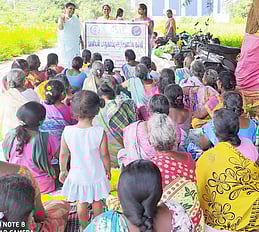விழிப்புணா்வு நிகழ்ச்சியில் பேசிய பொயட்ஸ் இயக்குநா் திரிவேணி சாமிநாதன். 