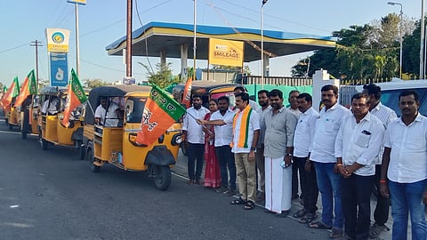 நாமக்கல் மாவட்ட பாஜக அலுவலகத்தில் வாகனப் பேரணியை வெள்ளிக்கிழமை கொடியசைத்து தொடங்கிவைத்த மாவட்டத் தலைவா் கே.பி.சரவணன்.

