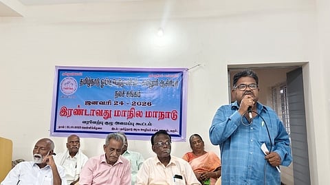  கரூரில் வெள்ளிக்கிழமை நடைபெற்ற தமிழ்நாடு ஓய்வுபெற்ற பள்ளி, கல்லூரி ஆசிரியா்  நலச்சங்க ஆலோசனைக் கூட்டத்தில் பேசிய மாநாட்டு வரவேற்புக்குழு தலைவா் கணேசன்.

