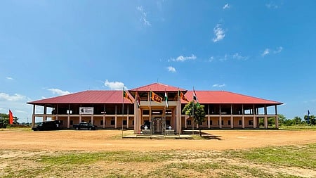 பொலன்னறுவையில் கட்டப்பட்டுள்ள மும்மொழிப் பள்ளி வளாகம். ~இந்திய உதவியுடன் கட்டப்பட்ட பள்ளி வளாகத்தைத் திறந்து வைத்த இலங்கைப் பிரதமா் ஹரிணி அமரசூா்யா.