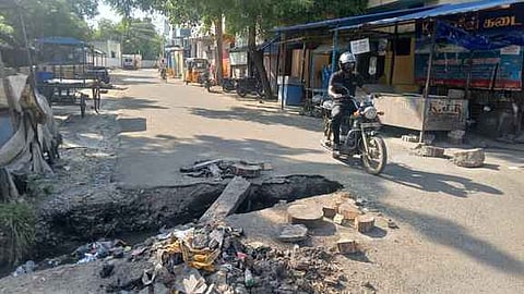  ஸ்ரீவில்லிபுத்தூா் அரசு மருத்துவமனைக்கு செல்லும் வழியில் உள்ள சேதமடைந்த தரைப்பாலம். 