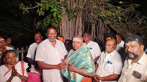  ஆன்மிகப் பயணத்தை தொடங்கி வைக்கிறாா் கிருஷ்ணமுரளி எம்எல்ஏ.