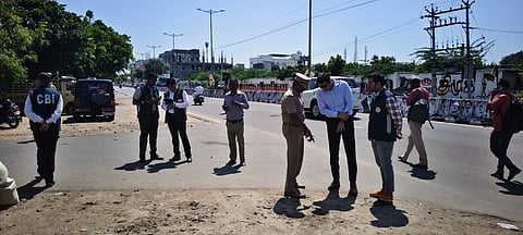 வேலுச்சாமிபுரlத்தை பார்வையிட்டு விசாரணை மேற்கொள்ளும் சிபிஐ அதிகாரிகள்.