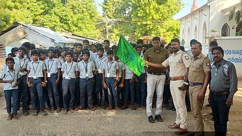 மினி மாரத்தான் போட்டியைத் தொடங்கிவைத்த உதவி காவல் ஆய்வாளா் சுந்தரம்.