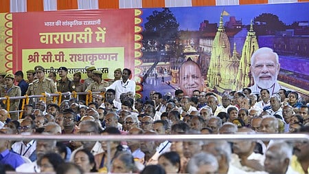 விழாவில் பங்கேற்ற வாரணாசிவாழ் தமிழா்கள் மற்றும் பக்தா்கள். 