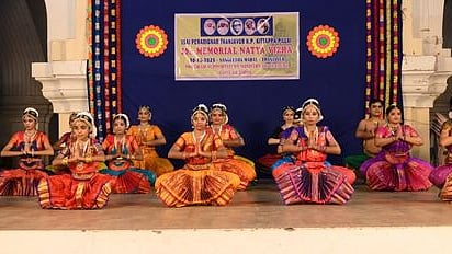 தஞ்சாவூரில் வியாழக்கிழமை மாலை நடைபெற்ற கே.பி. கிட்டப்பா பிள்ளையின் 19 ஆவது நினைவு நாட்டிய விழாவில் நடனமாடிய மாணவிகள்.