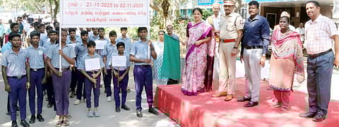 ஊழல் தடுப்பு விழிப்புணா்வுப் பேரணியை கொடியசைத்து தொடங்கி வைத்த காஞ்சிபுரம் மாவட்ட ஆட்சியா் கலைச்செல்வி மோகன்.