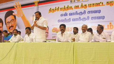 திருச்சி கலைஞா் அறிவாலயத்தில் வெள்ளிக்கிழமை நடைபெற்ற ஆலோசனைக் கூட்டத்தில் பேசிய அமைச்சா் கே என் .நேரு.